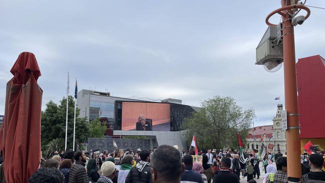 A large crowd packed out the forecourt of the Dandenong Library and Council building on November 27 to support a notice of motion being put forward to the council to call for an immediate ceasefire in Gaza.