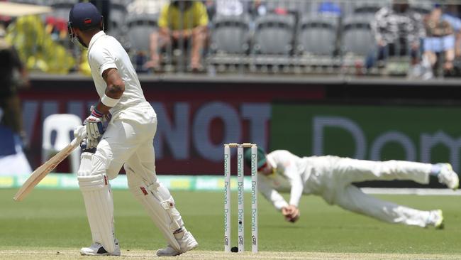 Peter Handscomb takes the controversial catch to dismiss Virat Kohli. Picture: AP