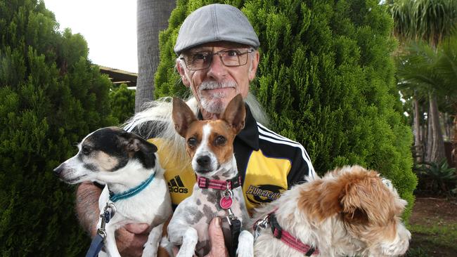 Andy Snook and his dogs Rascal, Casey,and Peaches. (AAP IMAGE / Robert Pozo)