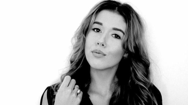 Fold-country songwriter Emma Beau