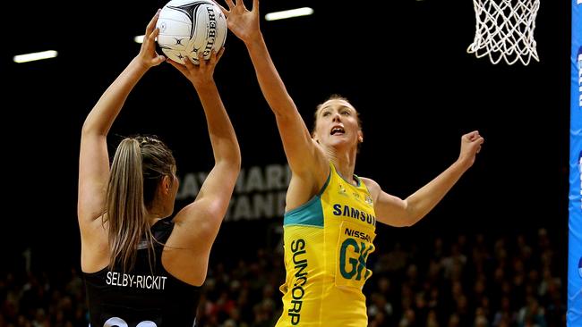 Emily Mannix defends Te Paea Selby-Rickit during the 2017 Quad Series. Pic: Dianne Manson/Getty Images