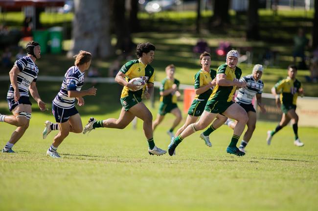 Harry Solofa breaks away down field. Picture: Holly Hope.