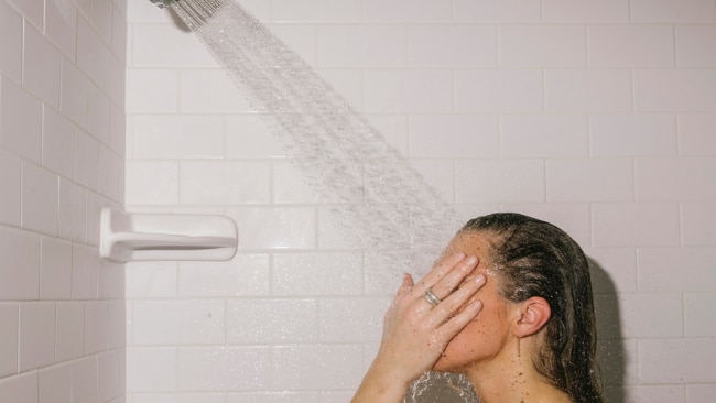 Showering Mistakes That Are Hurting Your Hair, Say Stylists — Eat