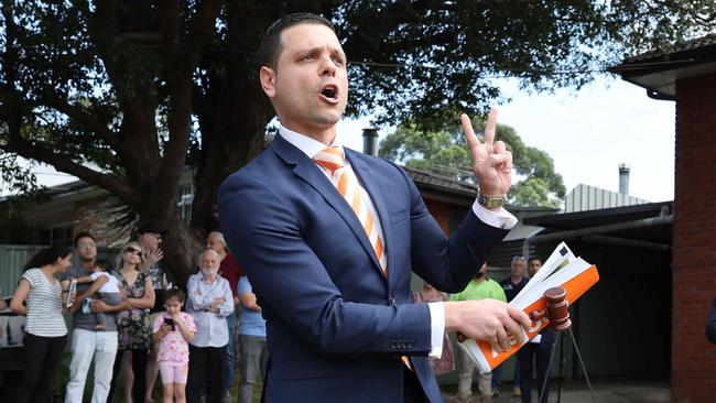 WEEKEND TELEGRAPH. SEPTEMBER 7, 2024.Pictured is Auctioneer Francesco Princi from Cooley Auctions, during an auction at 20 Stamford Ave, Ermington today. Picture: Tim Hunter.