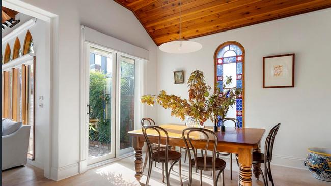 Located with the Albert Park College zone, the home is close to the beach, Middle Park Primary School, Armstrong St Village and public transport.