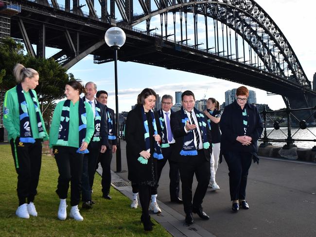 Football Federation Australia CEO James Johnson (C-R) speaks with NSW Premier Gladys Berejiklian (C-R) while walking with members of the Australian and New Zealand women's football team ahead of a media briefing in Sydney on June 26, 2020, after Australia and New Zealand won hosting rights for the 2023 Women's World Cup. - Football lovers in Australia and New Zealand offered rare praise for FIFA's transparency after the southern hemisphere neighbours were chosen to host the 2023 women's World Cup. (Photo by PETER PARKS / AFP) / -- IMAGE RESTRICTED TO EDITORIAL USE - STRICTLY NO COMMERCIAL USE --