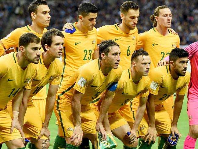 Australian players pose for photographers before group B World Cup 2018 qualifying football match between Japan and Australia in Saitama on  August 31, 2017.  / AFP PHOTO / Toru YAMANAKA