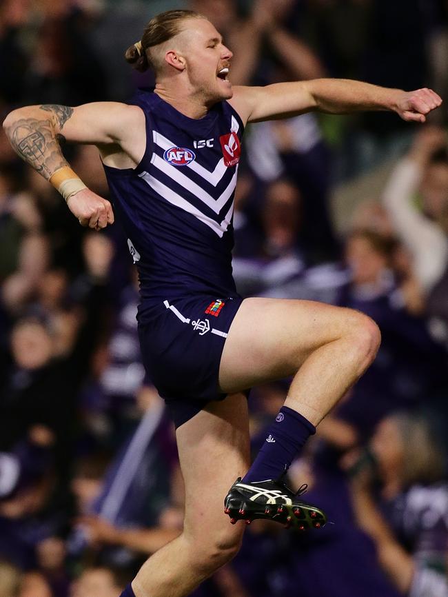 Cam McCarthy kicks a goal for Fremantle.