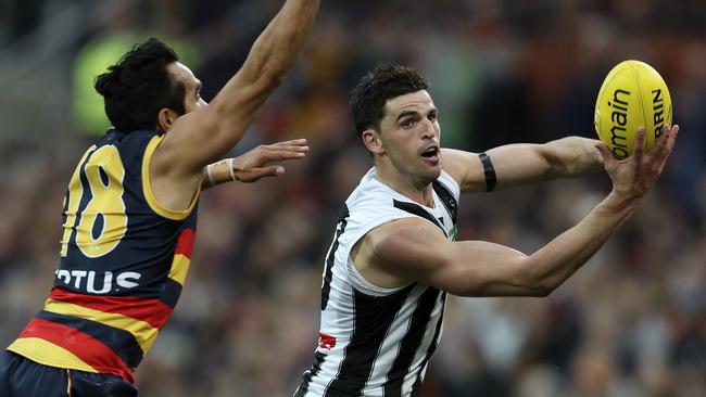 Magpie skipper Scott Pendlebury fires out a handpass in front of Crow Eddie Betts. Picture: SARAH REED