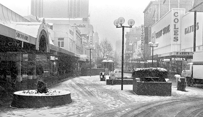Historical Mercury Archives File picture Weather Snow Fall in Hobart 25/07/1986 snow to sea level when it snowed on the streets of Hobart, the biggest snowfall since 1921, Elizabeth Mall, Negative number T3954/32
