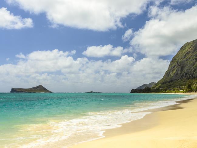 WAIMANALO BAY Located on Oahu’s southeast coast, Waimanalo Bay clocks in at 8km, making it the island’s biggest stretch of sand. This beautiful expanse of pure white sand and turquoise ocean is a hidden gem, remaining relatively unknown to the average tourist. Soak up views of Manana (Rabbit) Island offshore and a gorgeous Koolau mountain range backdrop.