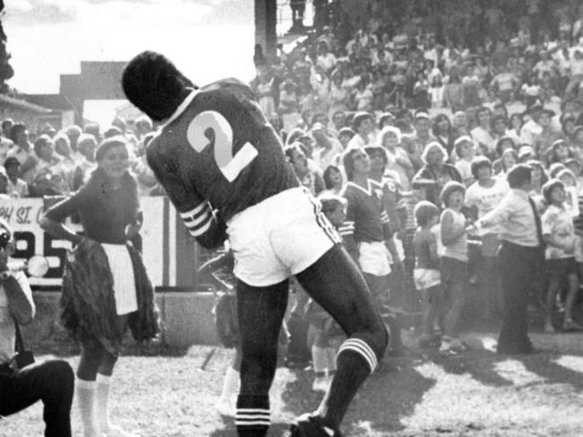 Us gridiron star Manfred Moore treated fans at Henson Park to a king-sized pass which travelled over the roof of the King George V stand. 26.3.77. Pic Warwick Lawson.