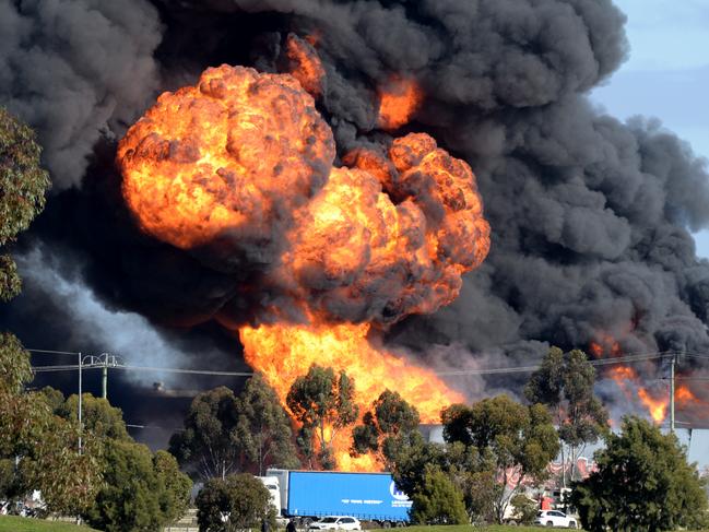 MELBOURNE, AUSTRALIA - NewsWire Photos JULY 10, 2024: Flames and thick smoke from a factory fire in Derrimut. Picture: NewsWire / Andrew Henshaw