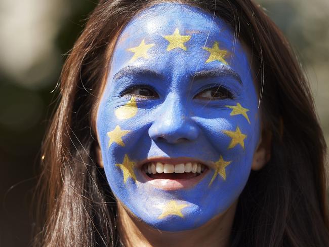 TOPSHOT - A woman with her face painted as a European flag is pictured as thousands of protesters take part in a March for Europe, through the centre of London on July 2, 2016, to protest against Britain's vote to leave the EU, which has plunged the government into political turmoil and left the country deeply polarised. Protesters from a variety of movements march from Park Lane to Parliament Square to show solidarity with those looking to create a more positive, inclusive kinder Britain in Europe. / AFP PHOTO / Niklas HALLE'N