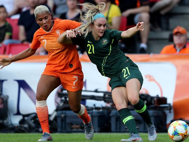 EINDHOVEN, NETHERLANDS - JUNE 01: Shanice van de Sanden of Netherlands (L) challenges Ellie Carpenter of Australia (R) during the international friendly match beweteen Netherlands Women and Australia Women at Phillips Stadium on June 01, 2019 in Eindhoven, Netherlands. (Photo by Christof Koepsel/Getty Images)