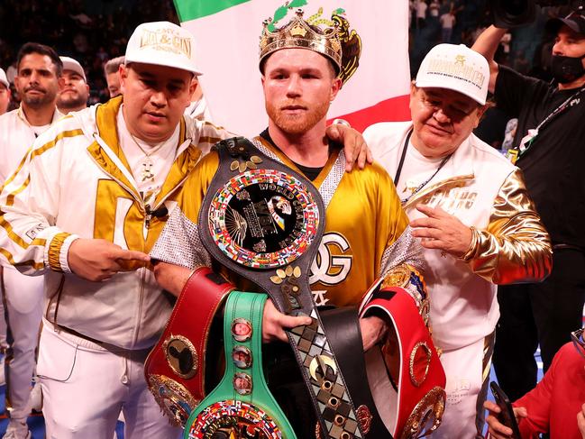 LAS VEGAS, NEVADA - NOVEMBER 06: Canelo Alvarez poses with the belts after his championship bout for Alvarez's WBC, WBO and WBA super middleweight titles and Plant's IBF super middleweight title at MGM Grand Garden Arena on November 06, 2021 in Las Vegas, Nevada.   Al Bello/Getty Images/AFP == FOR NEWSPAPERS, INTERNET, TELCOS & TELEVISION USE ONLY ==