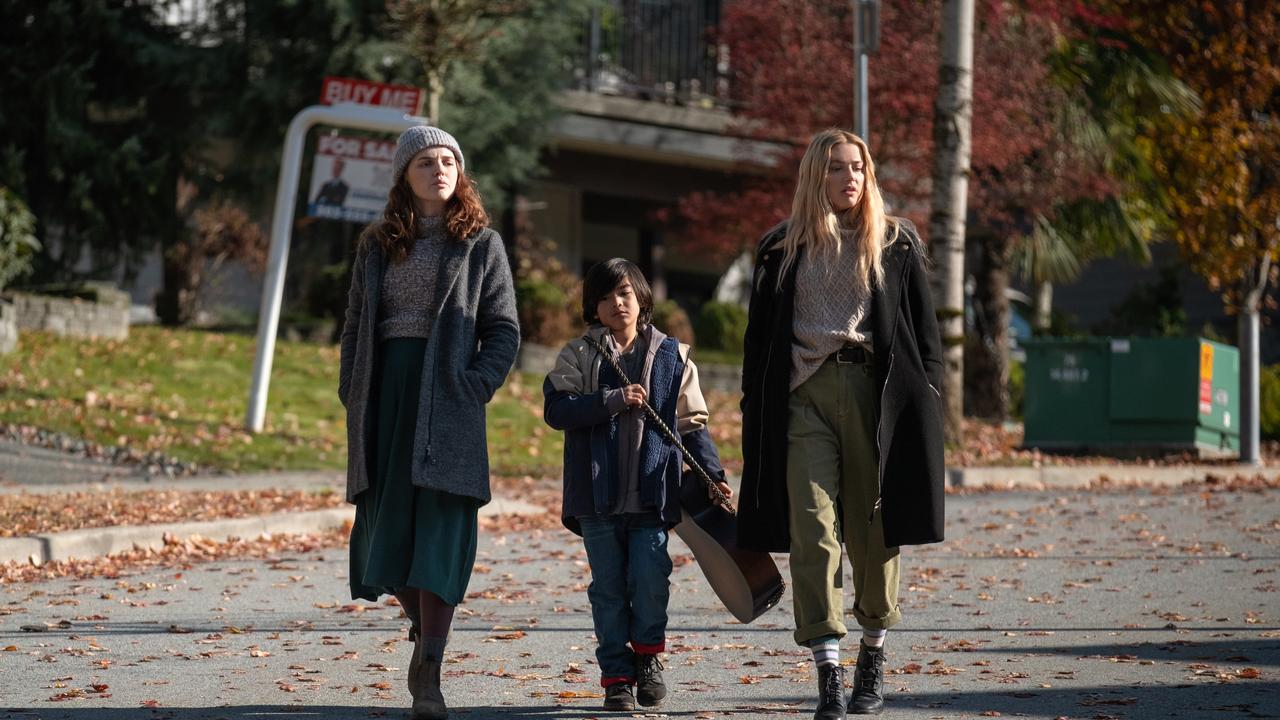 Odessa Young with Amber Heard in The Stand