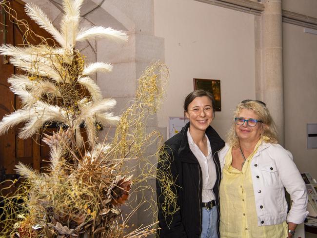 Sasha (left) and Tess Paterso from Brisbane at St Lukes Flower and Music Festival, Toowoomba Carnival of Flowers 2020. Saturday. 19th Sep 2020