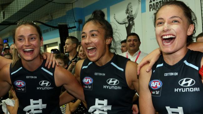 Darcy Vescio sings the song with teammates after the Blues’ preliminary final win. Pic: AAP 