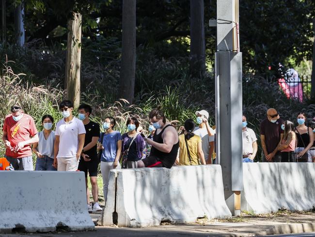 Long queues as people wait at the Covid-19 vaccination hub at Homebush, Sydney. Picture: NCA NewsWire/Dylan Robinson