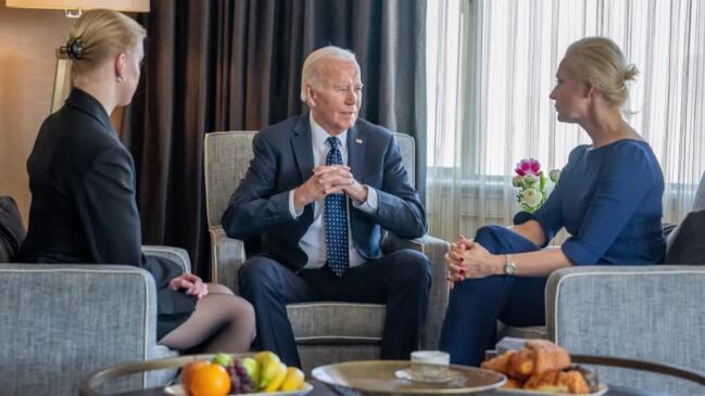 Biden meets with Navalny's wife and daughter