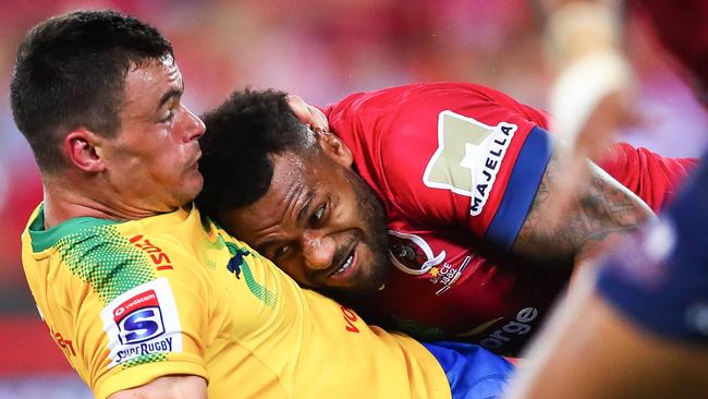 Samu Kerevi of the Queensland Reds (R) tackles Northern Bulls' Jesse Kriel during the Super Rugby match between Australia's Queensland Reds and South Africa's Northern Bulls in Brisbane on March 10, 2018. / AFP PHOTO / Patrick HAMILTON / -- IMAGE RESTRICTED TO EDITORIAL USE - STRICTLY NO COMMERCIAL USE --