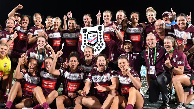 SUNSHINE COAST, AUSTRALIA - NOVEMBER 13: Maroons players celebrate their win in the Women's State of Origin match between Queensland and New South Wales at Sunshine Coast Stadium on November 13, 2020 in Sunshine Coast, Australia. (Photo by Dan Peled/Getty Images)