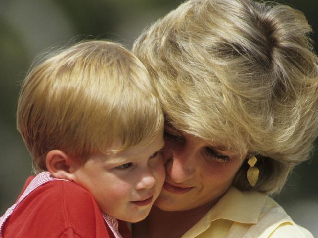 (FILE PICS)  MAJORCA, SPAIN - AUGUST 10:  Diana, Princess of Wales with Prince Harry on holiday in Majorca, Spain on August 10, 1987.  (Photo by Georges De Keerle/Getty Images)