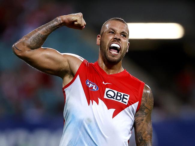 Lance Franklin kicks the winning goal during the Round 4 AFL match between the Sydney Swans and Essendon Bombers at the SCG on Thursday 8th April, 2021. Photo by Phil Hillyard.