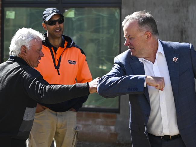 Australian Opposition Leader Anthony Albanese greets a worker. Picture: AAP