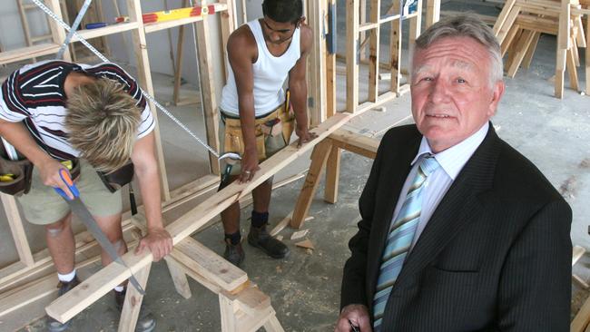 Former TAFE Directors Australia chairman, Bruce Mackenzie, has concerns about a Commonwealth takeover of TAFE.