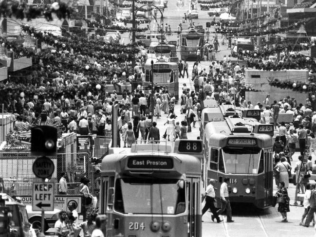 Last-minute Christmas shoppers fill Bourke St mall in 1983. 