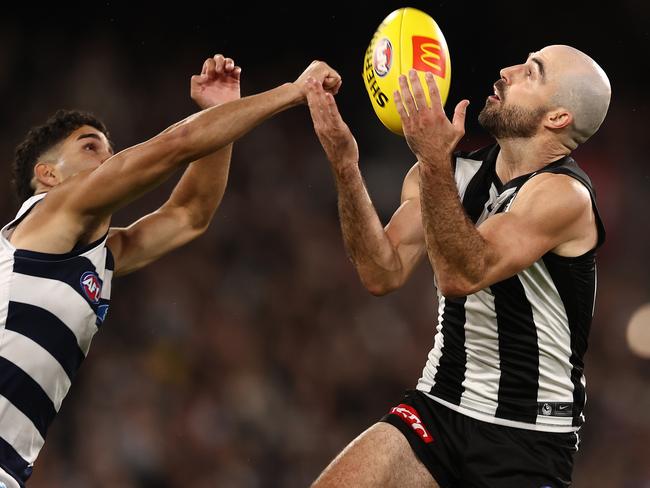 MELBOURNE. 02/04/2022. AFL.  Round 3.  Collingwood vs Geelong at the MCG .   Steele Sidebottom of the Magpies marks during the 3rd qtr.   . Photo by Michael Klein