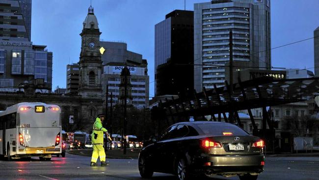 POWER OUT: Police direct traffic around the CBD in Adelaide after the power network stops working. Wednesday September, 28, 2016. Picture: DAVID MARIUZ-AAP