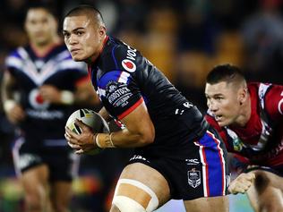 AUCKLAND, NEW ZEALAND - JUNE 19: Tuimoala Lolohea of the Warriors beats the tackle from Shaun Kenny-Dowall of the Roosters during the round 15 NRL match between the New Zealand Warriors and the Sydney Roosters at Mt Smart Stadium on June 19, 2016 in Auckland, New Zealand. (Photo by Anthony Au-Yeung/Getty Images)