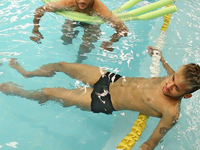 A picture released on June 30, 2014 by the Brazilian football federation shows (FromR) Brazil's forward Neymar, Brazil's forward Hulk, Brazil's defender Dani Alves, Brazil's forward Fred and Brazil's defender and captain Thiago Silva swimming in a pool during a training session at the Granja Comary training complex in Teresopolis, during the 2014 FIFA World Cup football tournament in Brazil. AFP PHOTO / CBF / RICARDO STUCKET