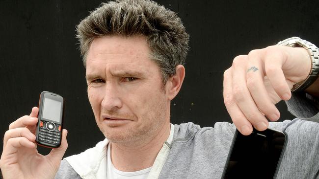 Comedian Dave Hughes has given up his smart phone for a week.