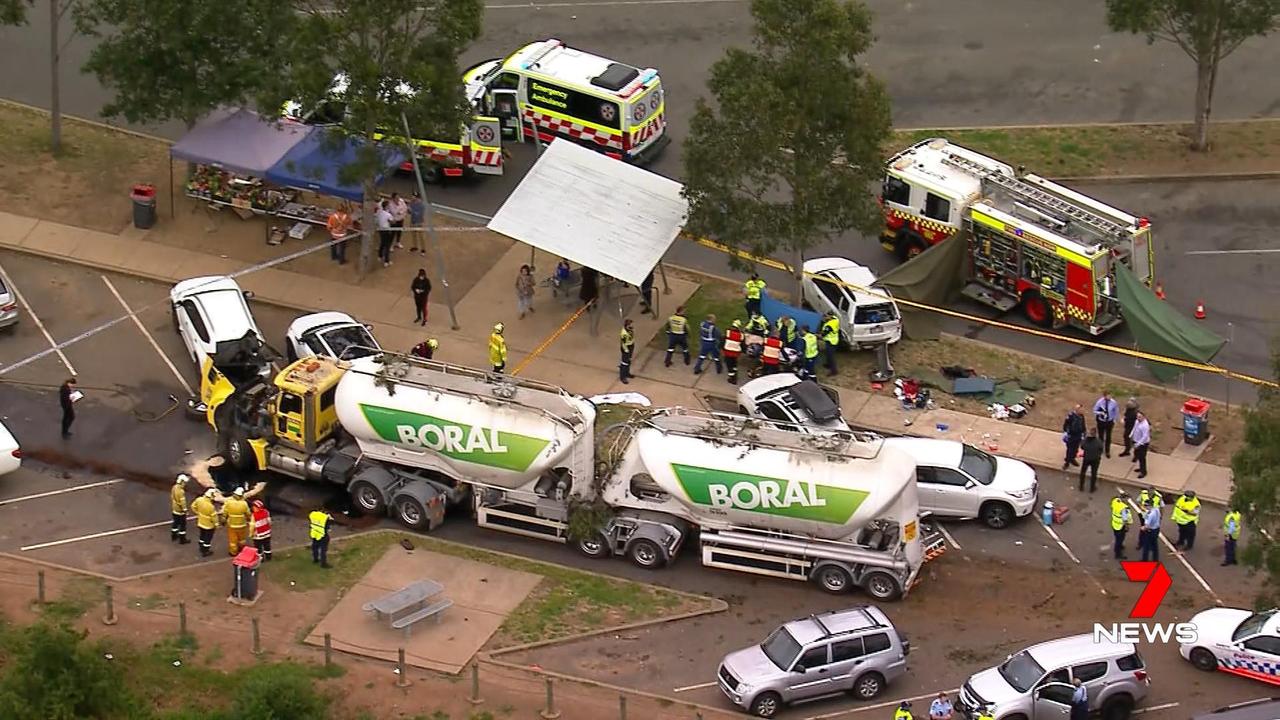 Two Dead After Car Hits Tree Near Dubbo | The Courier Mail