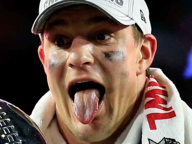 GLENDALE, AZ - FEBRUARY 01: Rob Gronkowski #87 (L) and Tom Brady #12 of the New England Patriots celebrate while holding up the Vince Lombardi Trophy after defeating the Seattle Seahawks during Super Bowl XLIX at University of Phoenix Stadium on February 1, 2015 in Glendale, Arizona. The Patriots defeated the Seahawks 28-24. Rob Carr/Getty Images/AFP == FOR NEWSPAPERS, INTERNET, TELCOS & TELEVISION USE ONLY ==
