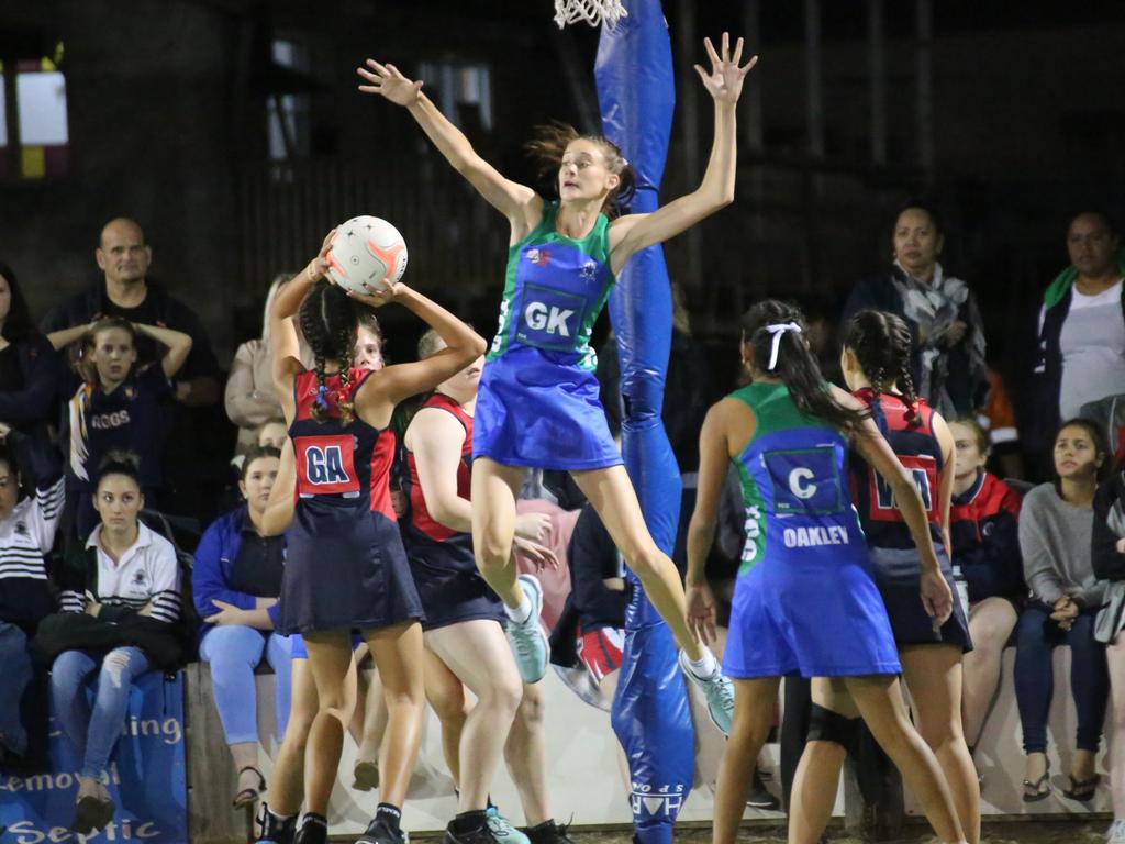 Isabelle Shearer playing schoolgirls netball with The Cathedral College.