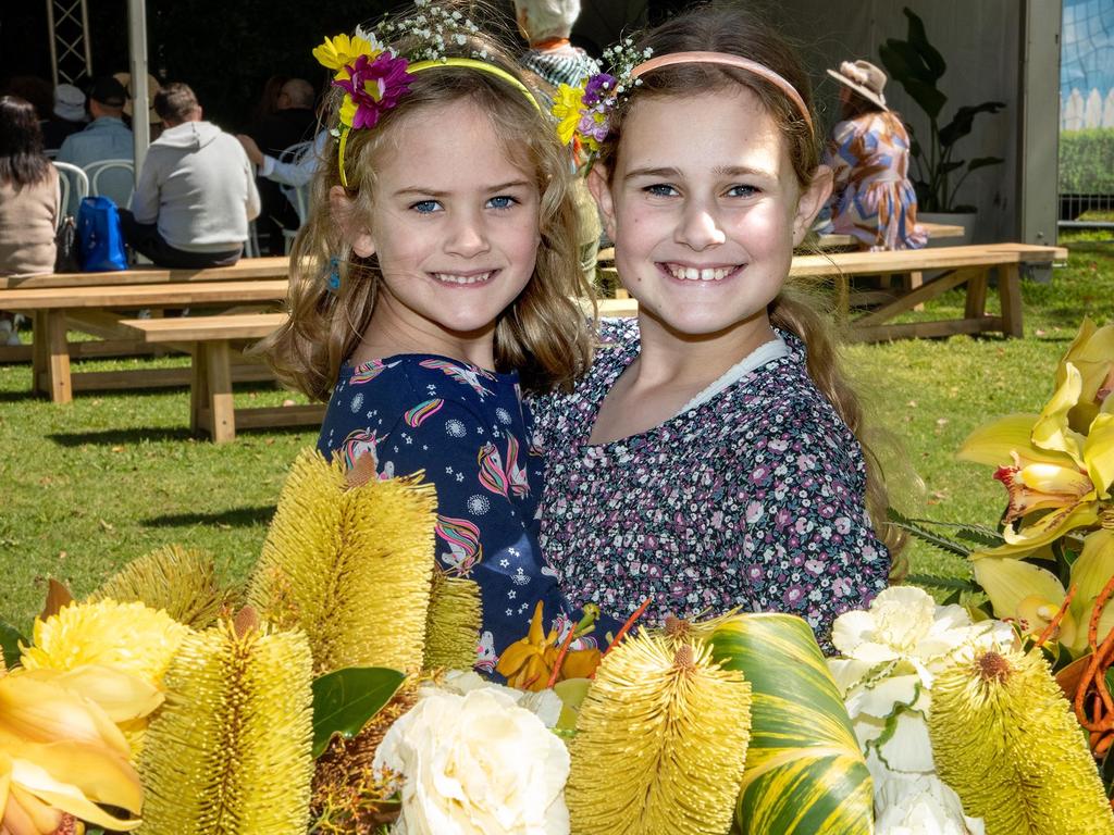 Sophie (left) and Chloe Brazier. Festival of Food and Wine, Queens Park, Toowoomba Carnival of Flowers. Saturday September 10, 2022 Picture: Bev Lacey