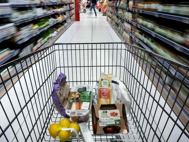 (FILES) This photograph taken on December 7, 2022, shows a shopping cart in a supermarket at Balma, near Toulouse, southwestern France, . - France's Prime Minister Elisabeth Borne on April 27, 2023, has called on agribusinesses to make an effort in renegotiations with supermarkets in an effort to bring down prices on the shelves, in the face of ever-rising food inflation. (Photo by Lionel BONAVENTURE / AFP)