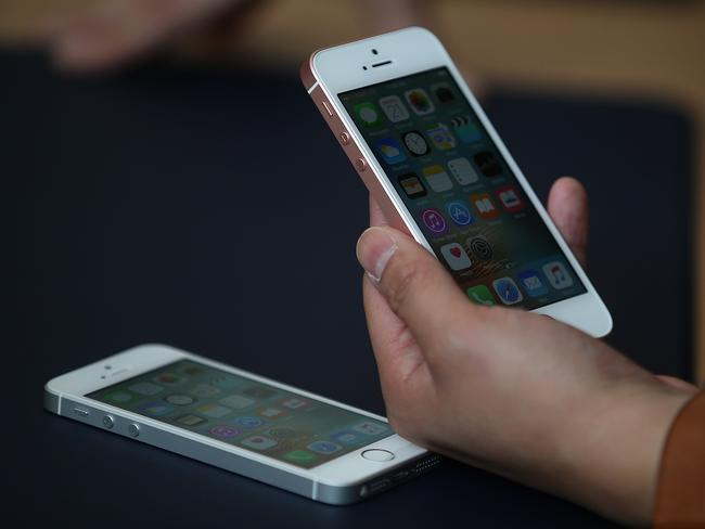 CUPERTINO, CA - MARCH 21: An attendee inpsects the new iPhone SE during an Apple special event at the Apple headquarters on March 21, 2016 in Cupertino, California. Apple announced the iPhone SE and a 9.7" version of the iPad Pro. Justin Sullivan/Getty Images/AFP == FOR NEWSPAPERS, INTERNET, TELCOS & TELEVISION USE ONLY ==