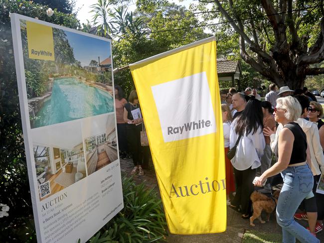 SYDNEY, AUSTRALIA - NewsWire Photos APRIL 12, 2025: Auction of 9 Burra Road in Artarmon.Picture: NewsWire / Damian Shaw