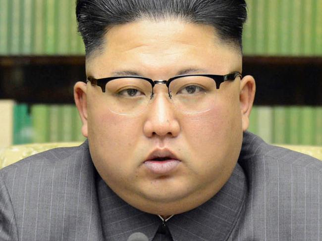 En esta foto del 21 de septiembre de 2017 distribuida el viernes 22 de septiembre de 2017 por el gobierno norcoreano, el lÃ­der norcoreano Kim Jong Un lee una declaraciÃ³n en respuesta al discurso del presidente estadounidense Donald Trump en las Naciones Unidas, en Pyongyang, Corea del Norte. En un regaÃ±o extraordinariamente directo, Kim calificÃ³ a Trump de "trastornado" y dijo que "pagarÃ¡ caras" sus amenazas, posible indicio de nuevos ensayos armamentistas inminentes. No se permitiÃ³ el acceso de periodistas independientes al evento retratado en esta imagen distribuida por la Korean Central News Agency via Korea News Service. El contenido de esta imagen es el provisto, sin verificaciÃ³n independiente.  (Korean Central News Agency/Korea News Service via AP)