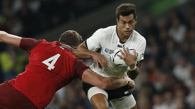 Fiji's fly-half Ben Volavola (R) is tackled by England's lock Geoff Parling during a Pool A match of the 2015 Rugby World Cup between England and Fiji at Twickenham stadium in south west London on September 18, 2015. AFP PHOTO / ADRIAN DENNIS RESTRICTED TO EDITORIAL USE, NO USE IN LIVE MATCH TRACKING SERVICES, TO BE USED AS NON-SEQUENTIAL STILLS