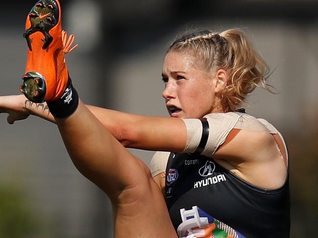 MELBOURNE, AUSTRALIA - MARCH 17: Tayla Harris of the Blues kicks the ball during the 2019 NAB AFLW Round 07 match between the Western Bulldogs and the Carlton Blues at VU Whitten Oval on March 17, 2019 in Melbourne, Australia. (Photo by Michael Willson/AFL Media)