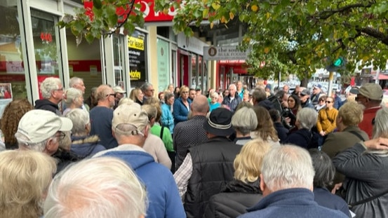 Residents joined Goldstein federal Independent MP Zoe Daniel to protest the closure of Hampton post office.