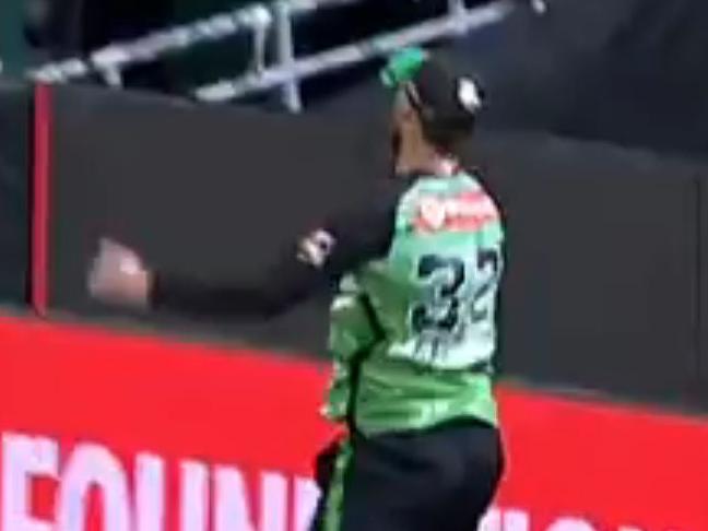 Glenn Maxwell etched himself into BBL folklore on Wednesday night when he took arguably the greatest catch in the competition’s history. Picture. FOX Sports