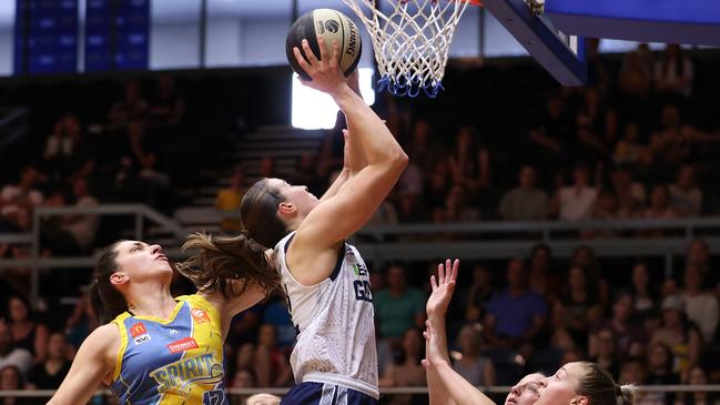 Geelong United’s Hannah Hank gets to the rim against Bendigo earlier this season. Picture: Kelly Defina/Getty Images